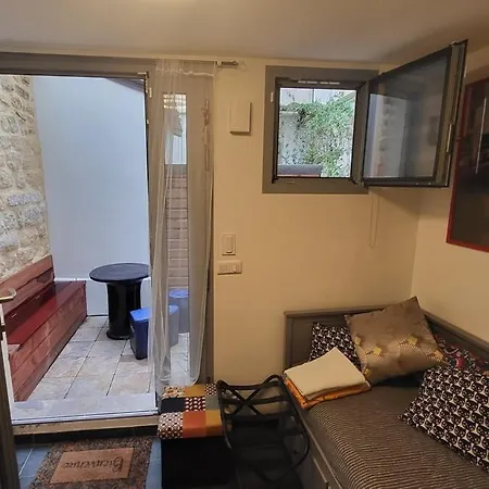 Tiny House With Terrace Near Pantheon