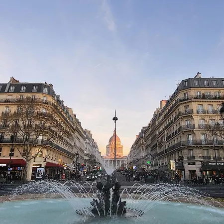 Tiny House With Terrace Near Pantheon Parijs