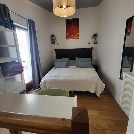 Tiny House With Terrace Near Pantheon * Parijs